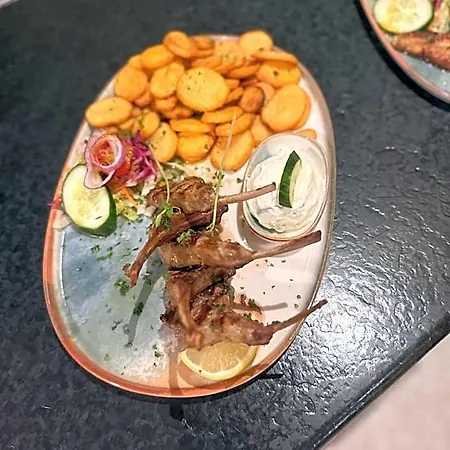 Attikos & Restaurant Hotel *